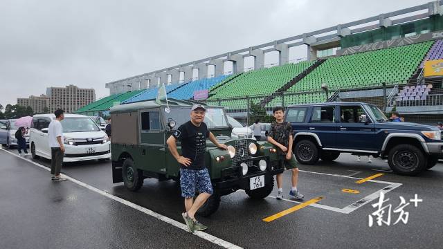 香港越野車協(xié)會創(chuàng)會會長江啟航（左）帶著兒子，開上心愛的越野車，在“港車北上”實(shí)施首日從香港前往珠海。